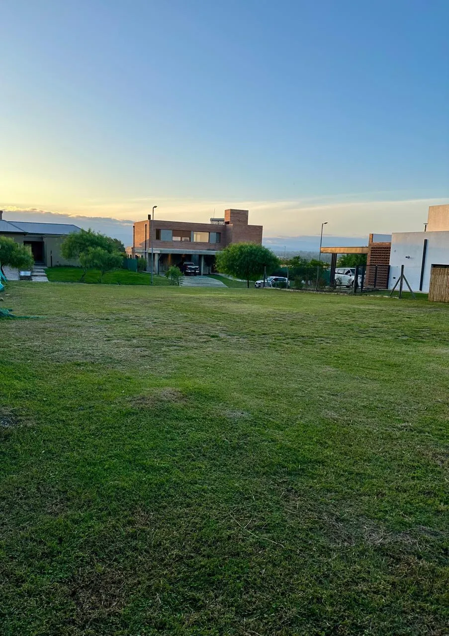 VALLE ESCONDIDO. PIANA LOTE MEDIAL  DE 829m2 C/ Escritura