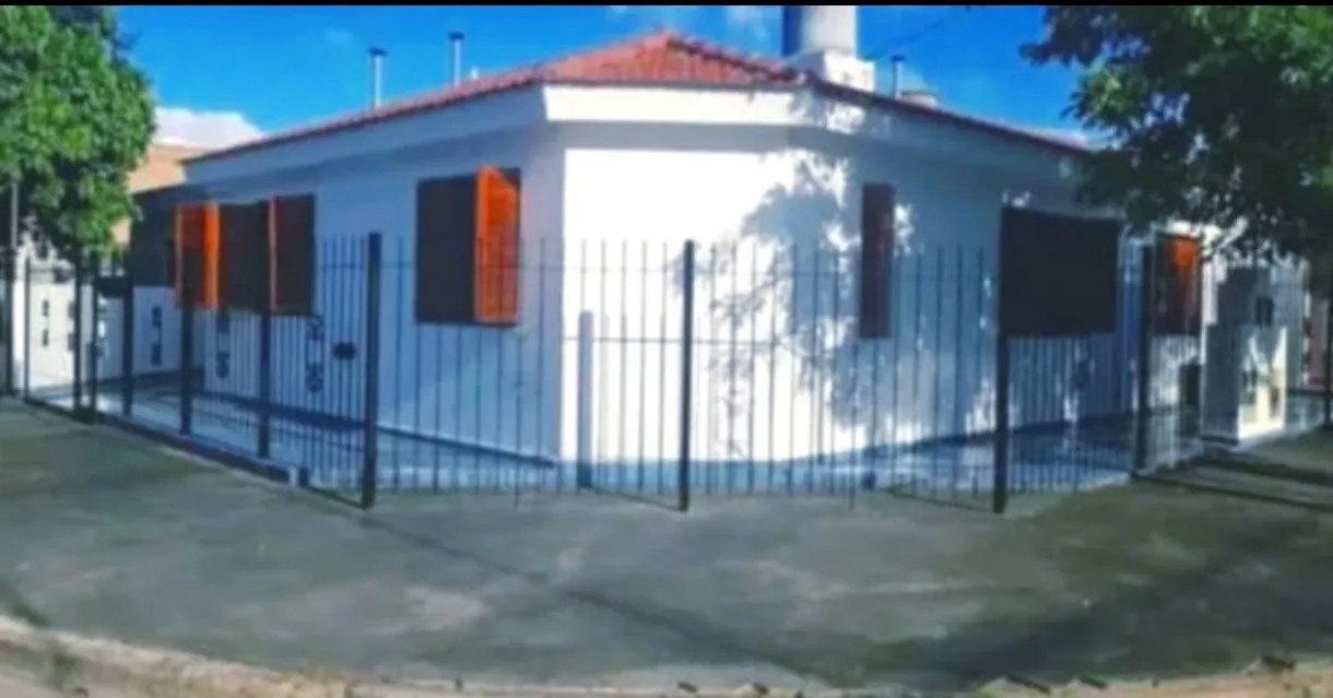 Rcial Sta Ana casa 2 dormitorios cocina baño patio garage excel zona iluminada