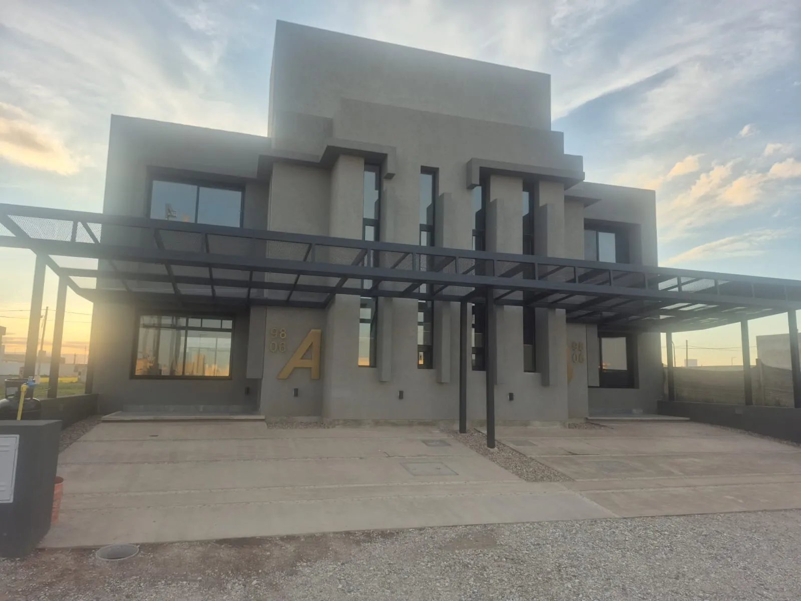 DUPLEX EN PAMPAS DE MANANTIALES, 3D. EXCELENTE CATEGORIA