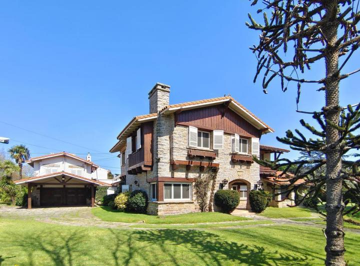 Casa · 800m² · 7 Ambientes · 4 Cocheras