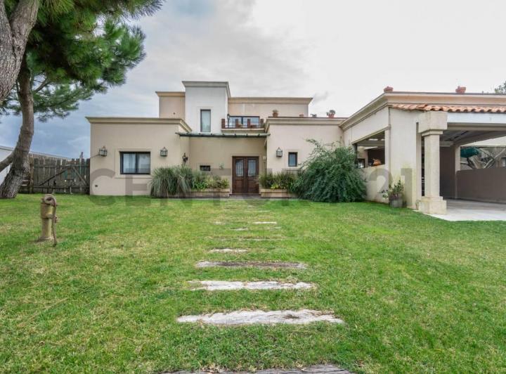 Casa · 324m² · 5 Ambientes · 2 Cocheras