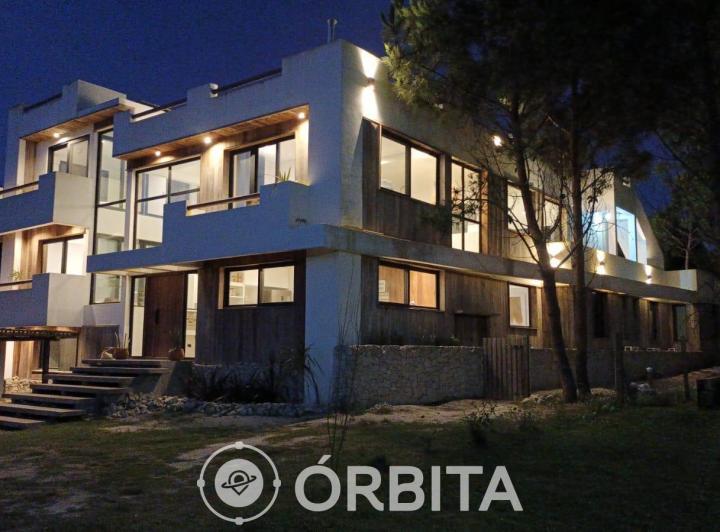 Casa · 441m² · 7 Ambientes · 2 Cocheras