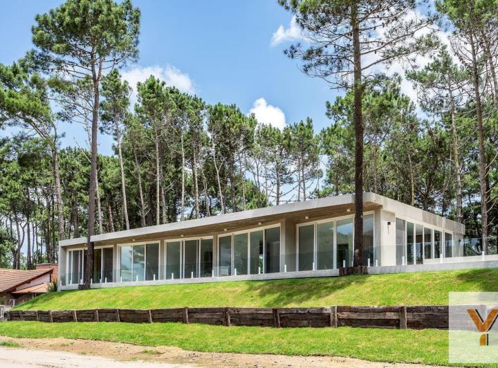 Casa · 410m² · 5 Ambientes · 4 Cocheras