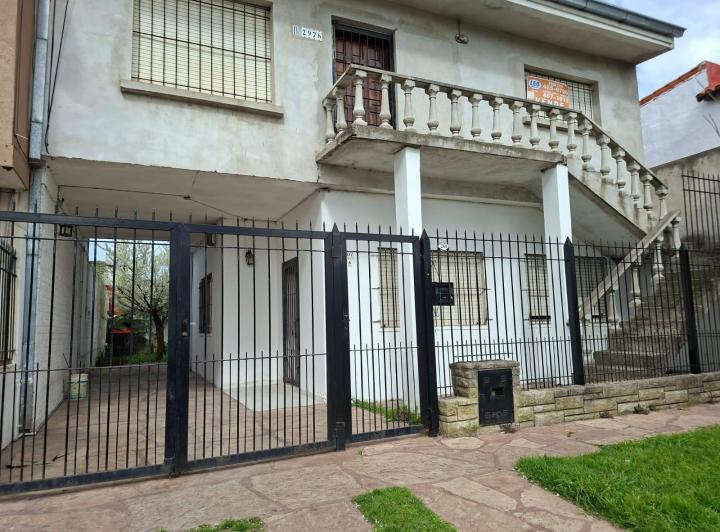 Casa · 176m² · 6 Dormitorios · 2 Cocheras