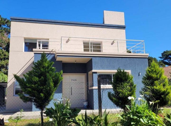 Casa · 230m² · 6 Ambientes · 1 Cochera