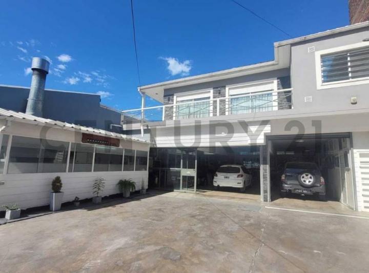 Casa · 215m² · 3 Ambientes · 10 Cocheras