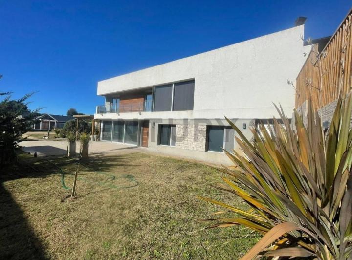 Casa · 361m² · 4 Ambientes · 4 Cocheras