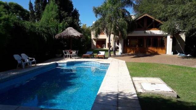 Casa · 450m² · 4 Ambientes · 2 Cocheras