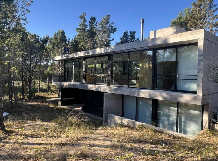Casa · 230m² · 5 Ambientes · 2 Cocheras