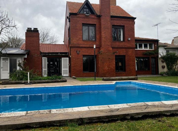 Casa · 250m² · 6 Ambientes · 2 Cocheras