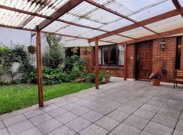 Casa · 225m² · 5 Ambientes · 2 Cocheras
