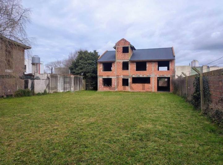 Casa · 225m² · 5 Ambientes · 2 Cocheras
