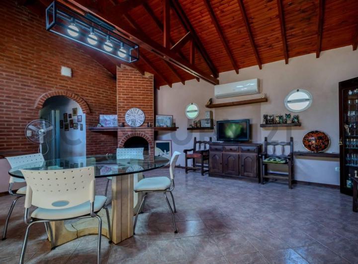 Casa · 235m² · 6 Ambientes · 2 Cocheras