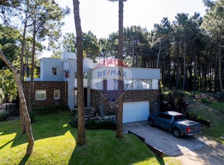 Casa · 268m² · 6 Ambientes · 1 Cochera