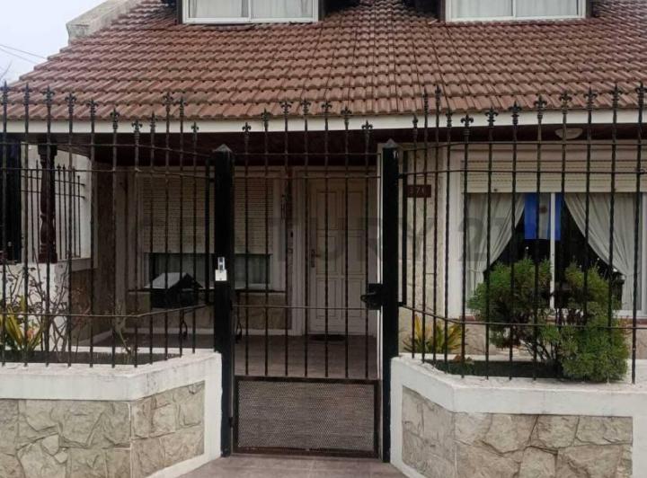 Casa · 173m² · 10 Ambientes · 1 Cochera