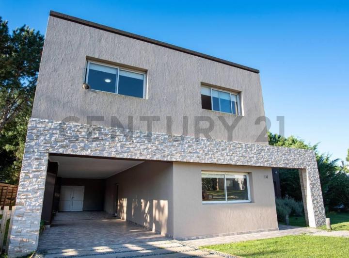 Casa · 353m² · 6 Ambientes · 1 Cochera