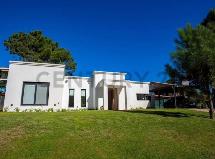 Casa · 234m² · 4 Ambientes · 1 Cochera