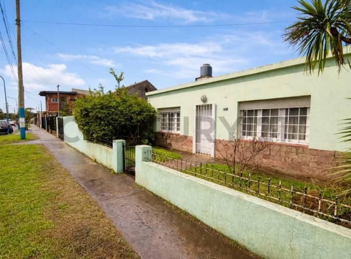 Casa · 80m² · 4 Ambientes · 2 Cocheras