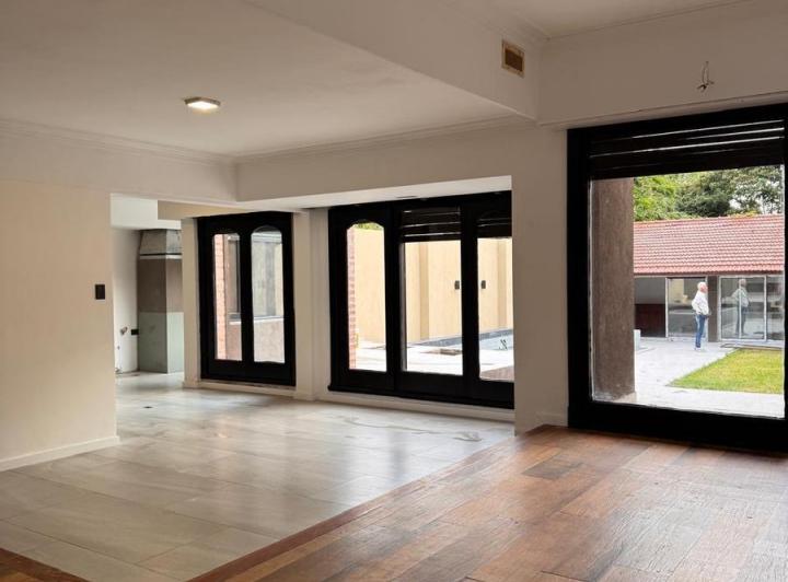 Casa · 250m² · 4 Ambientes · 2 Cocheras