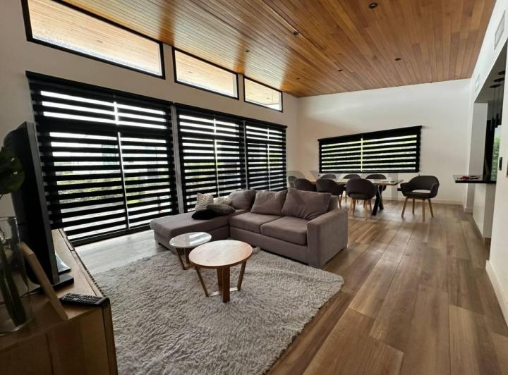 Casa · 250m² · 3 Ambientes · 4 Cocheras