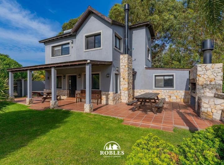 Casa · 200m² · 5 Ambientes