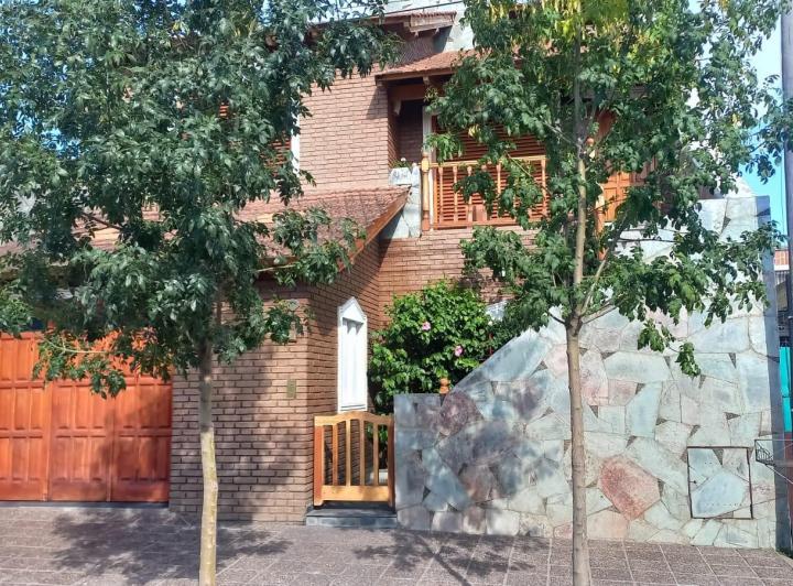 Casa · 350m² · 8 Ambientes · 3 Cocheras
