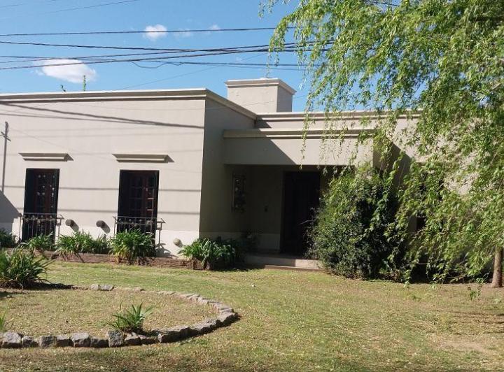 Casa · 220m² · 8 Ambientes · 1 Cochera