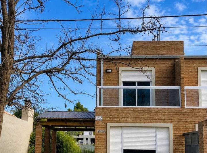 Casa · 90m² · 4 Ambientes · 2 Cocheras