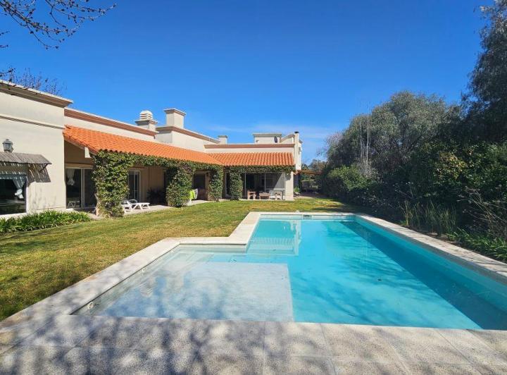 Casa · 370m² · 7 Ambientes · 1 Cochera