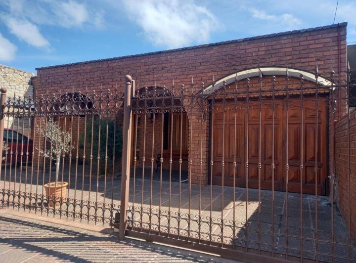 Casa · 230m² · 5 Ambientes · 2 Cocheras