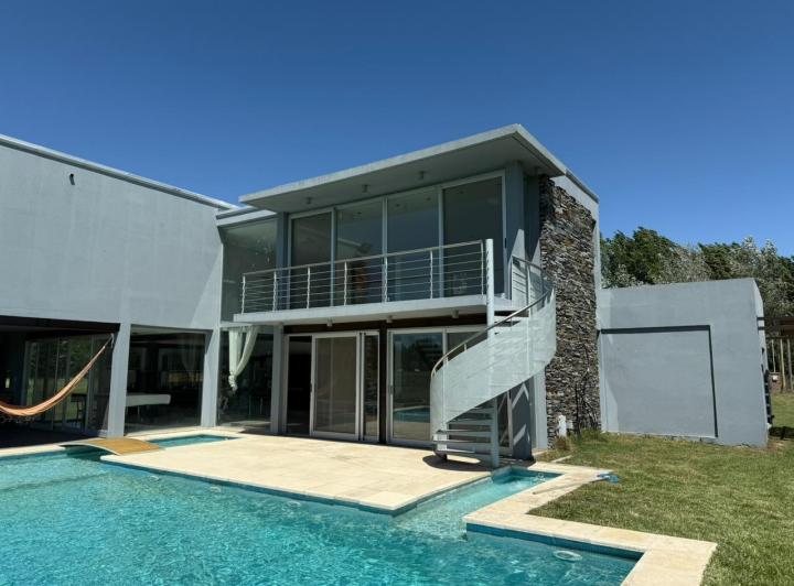 Casa · 423m² · 6 Ambientes · 2 Cocheras