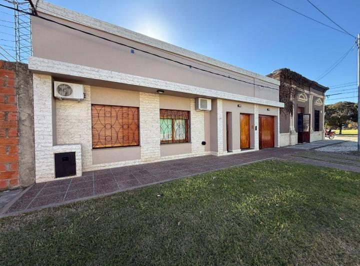 Casa · 230m² · 4 Ambientes · 3 Cocheras