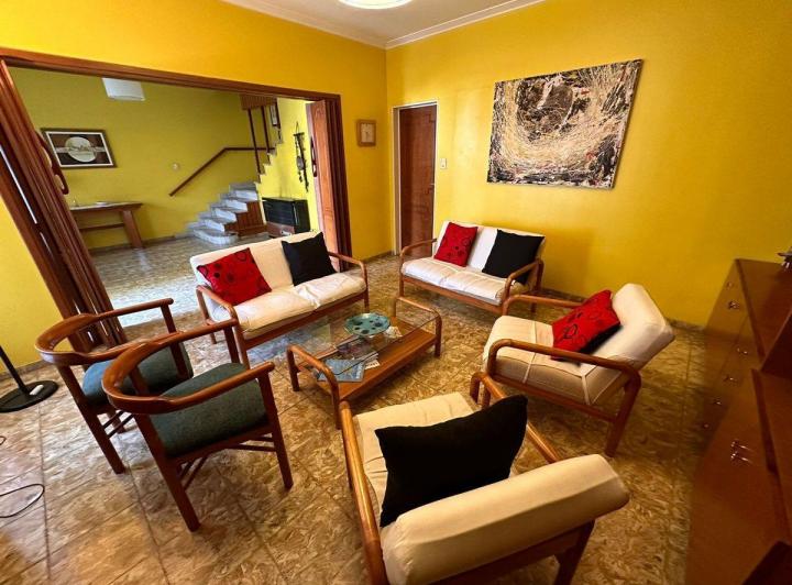 Casa · 353m² · 8 Ambientes · 2 Cocheras