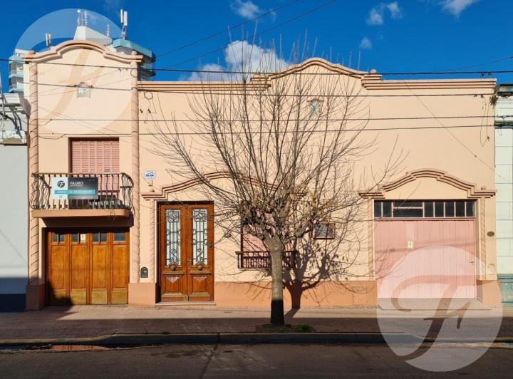 Casa · 239m² · 5 Ambientes · 2 Cocheras
