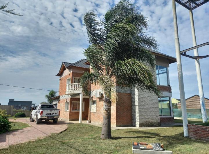 Casa · 345m² · 6 Ambientes · 1 Cochera