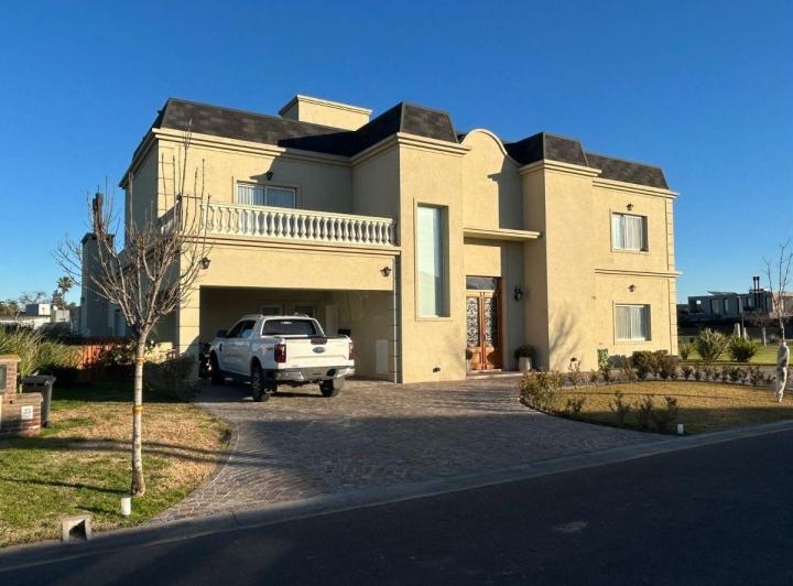 Casa · 300m² · 6 Ambientes · 1 Cochera