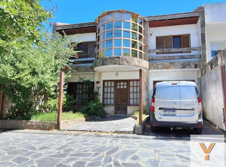 Casa · 250m² · 6 Ambientes · 1 Cochera