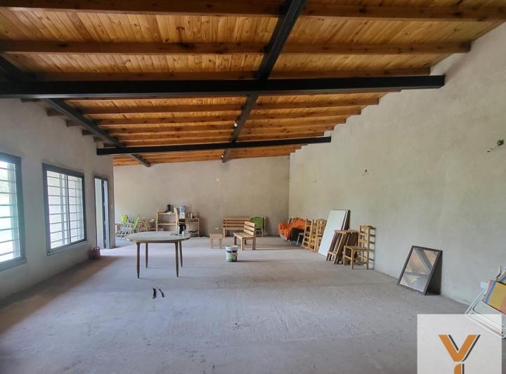 Casa · 180m² · 2 Ambientes · 6 Cocheras
