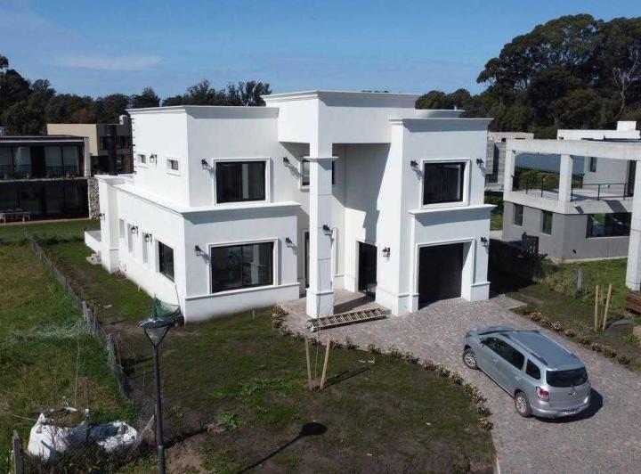 Casa · 270m² · 4 Dormitorios · 2 Cocheras