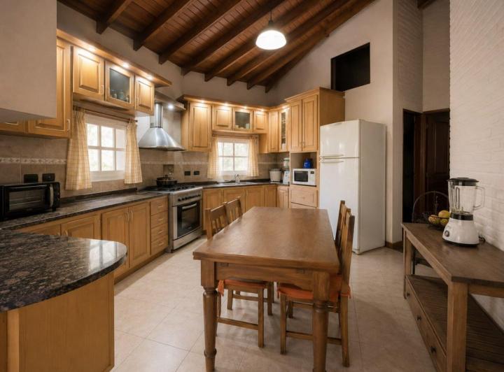 Casa · 225m² · 6 Ambientes · 2 Cocheras