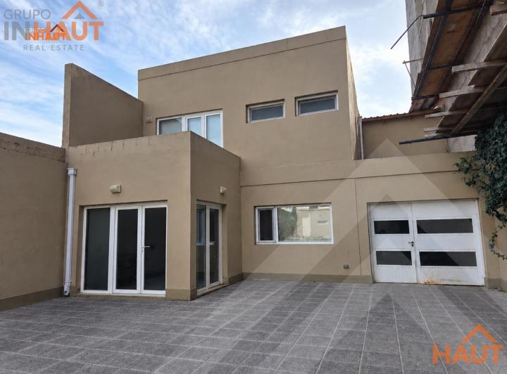 Casa · 264m² · 7 Ambientes · 4 Cocheras