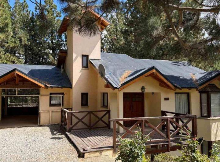 Casa · 245m² · 6 Ambientes · 1 Cochera