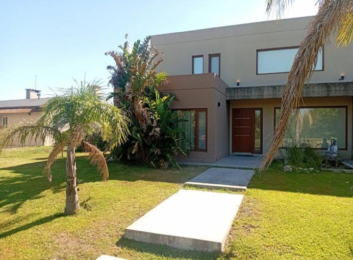 Casa · 406m² · 8 Ambientes · 1 Cochera