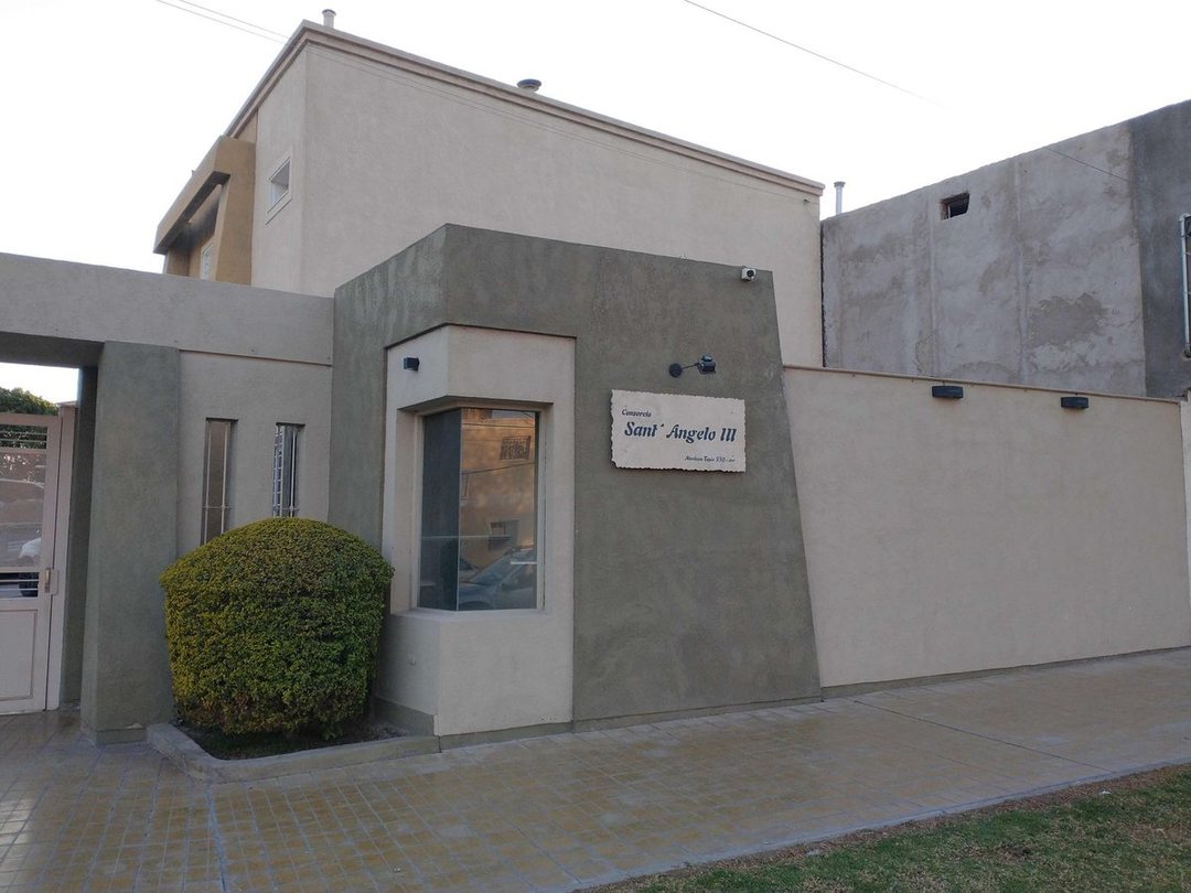 Duplex con tres cocheras y patio. APTA CREDITO