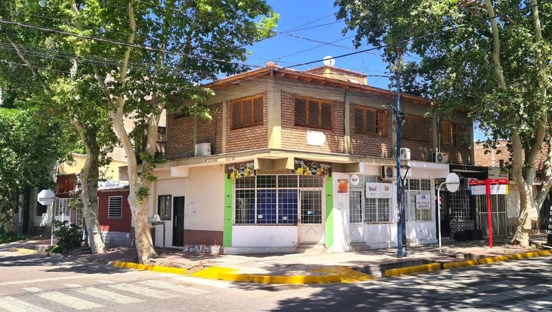 CASA CON 4 LOCALES COMERCIAL - PLAZA GODOY CRUZ