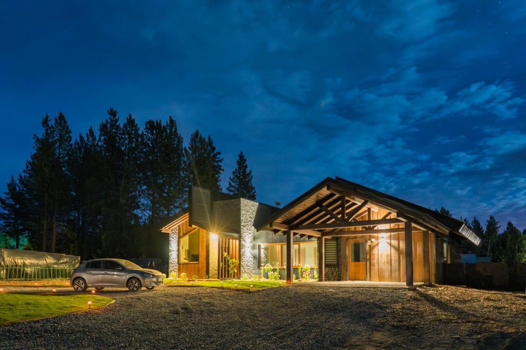 ALQUILER –CASA DE DISEÑO EN DOS VALLES - BARILOCHE