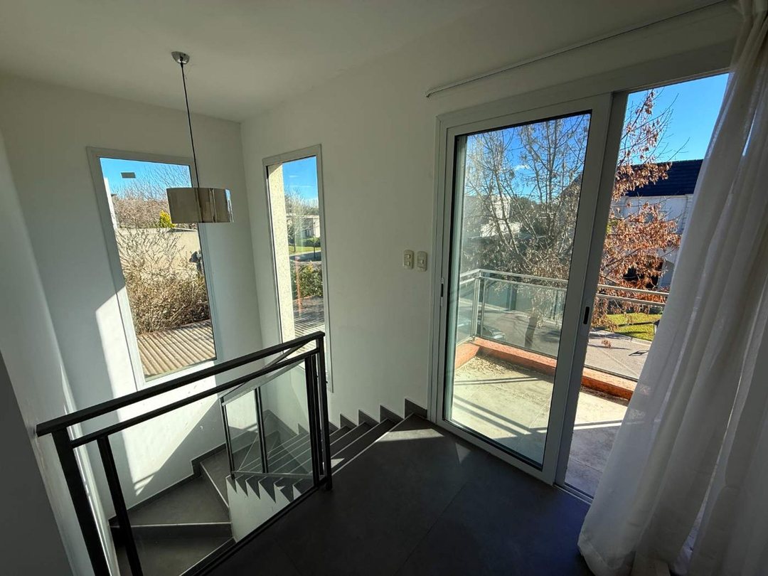 VENTA CASA 5 AMB. c/pileta Lote interno de 600Mts!