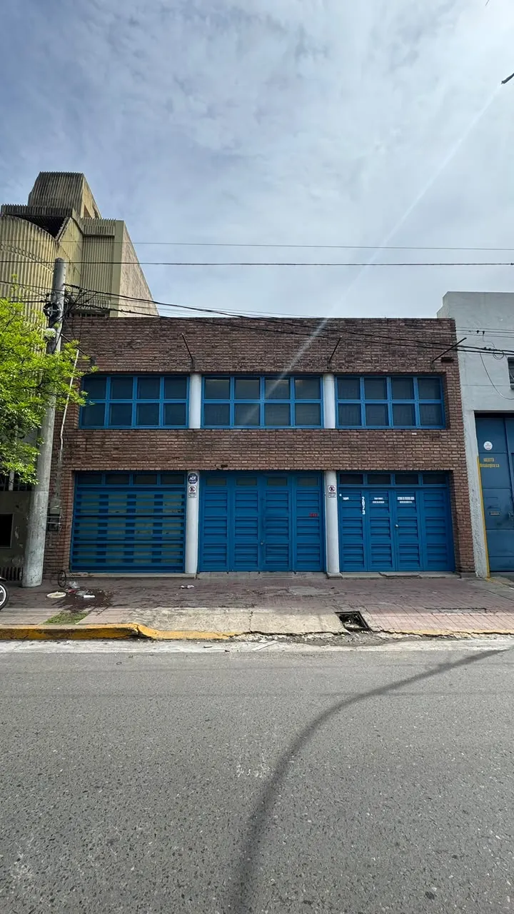 GALPÓN COMERCIAL DE 750 M² CUBIERTOS EN DOS PLANTAS CON OFICINAS- Rincón al 2000