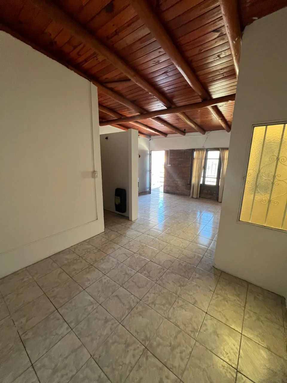 Monoambiente amplio en alquiler, sin expensas