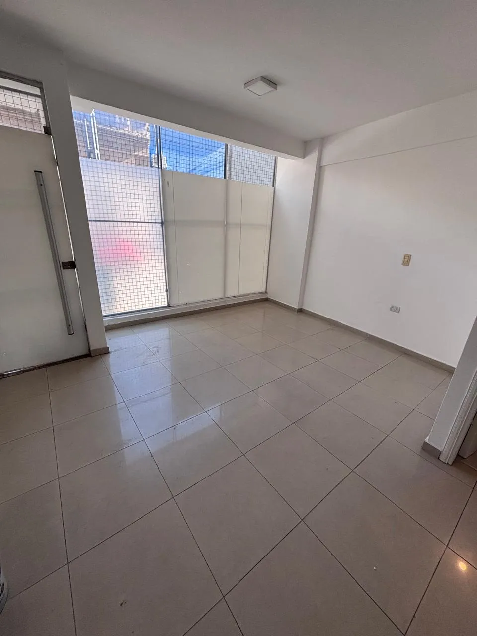 ALQUILER - LOCAL 15M2 + DEPOSITO 15M2 - B° GÜMES
